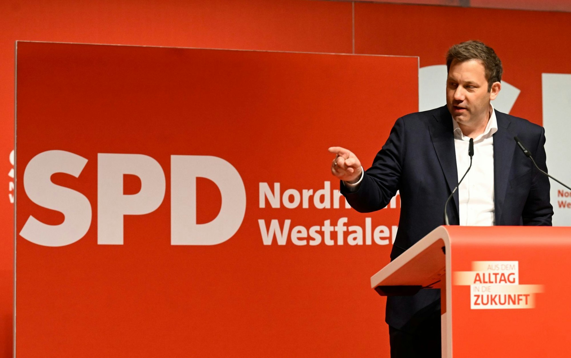Die Basis in Nordrhein-Westfalen macht Bundesparteichef Lars Klingbeil Vorwürfe.