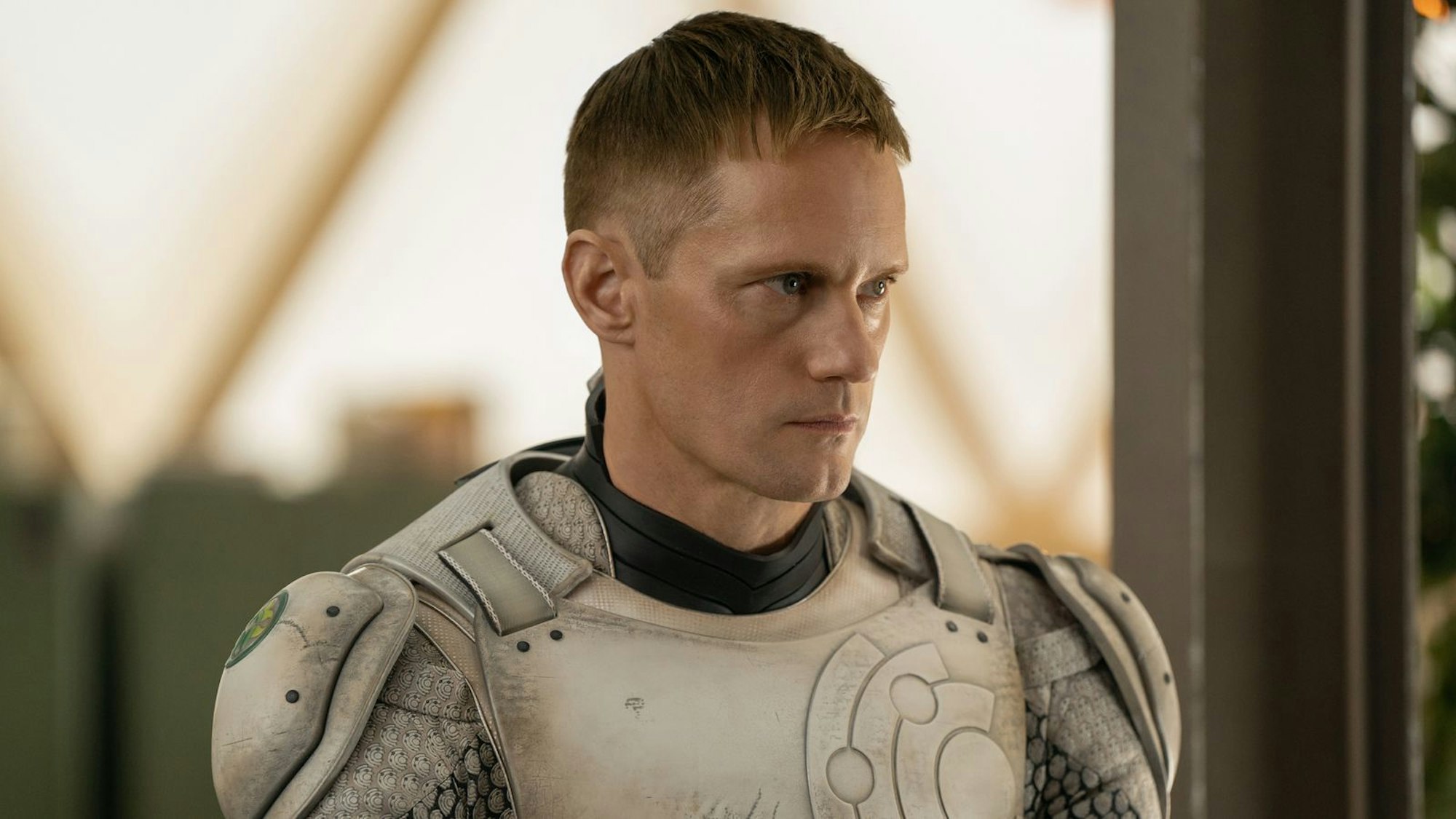 In „Murderbot“ schlüpft Alexander Skarsgård in die Rolle des gleichnamigen Cyborgs, der heimlich einen freien Willen hat. (Bild: Apple )