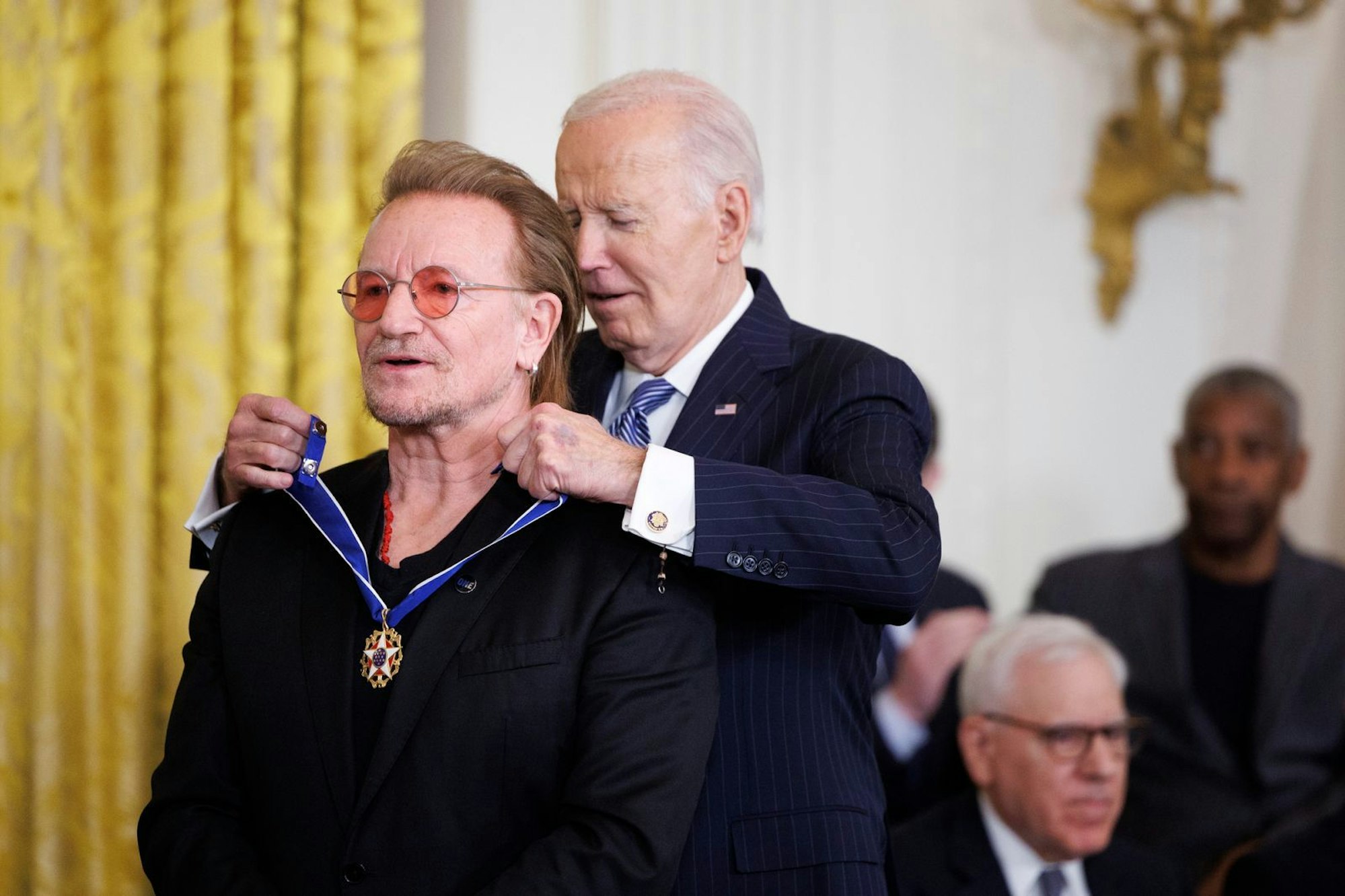 Selbstloser Menschenfreund oder narzisstischer Rockstar? Bonos (hier bei der Verleihung der „Presidential Medal of Freedom“) politisches und soziales Engagement ruft immer wieder Kritiker auf den Plan. (Bild: Tom Brenner/Getty Images)