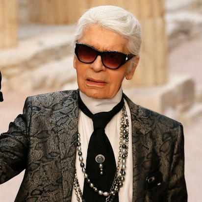 ARCHIV - Der Modedesigner Karl Lagerfeld, aufgenommen am 03.05.2017 in Paris (Frankreich) bei der Präsentation einer Chanel-Damen-Kollektion.