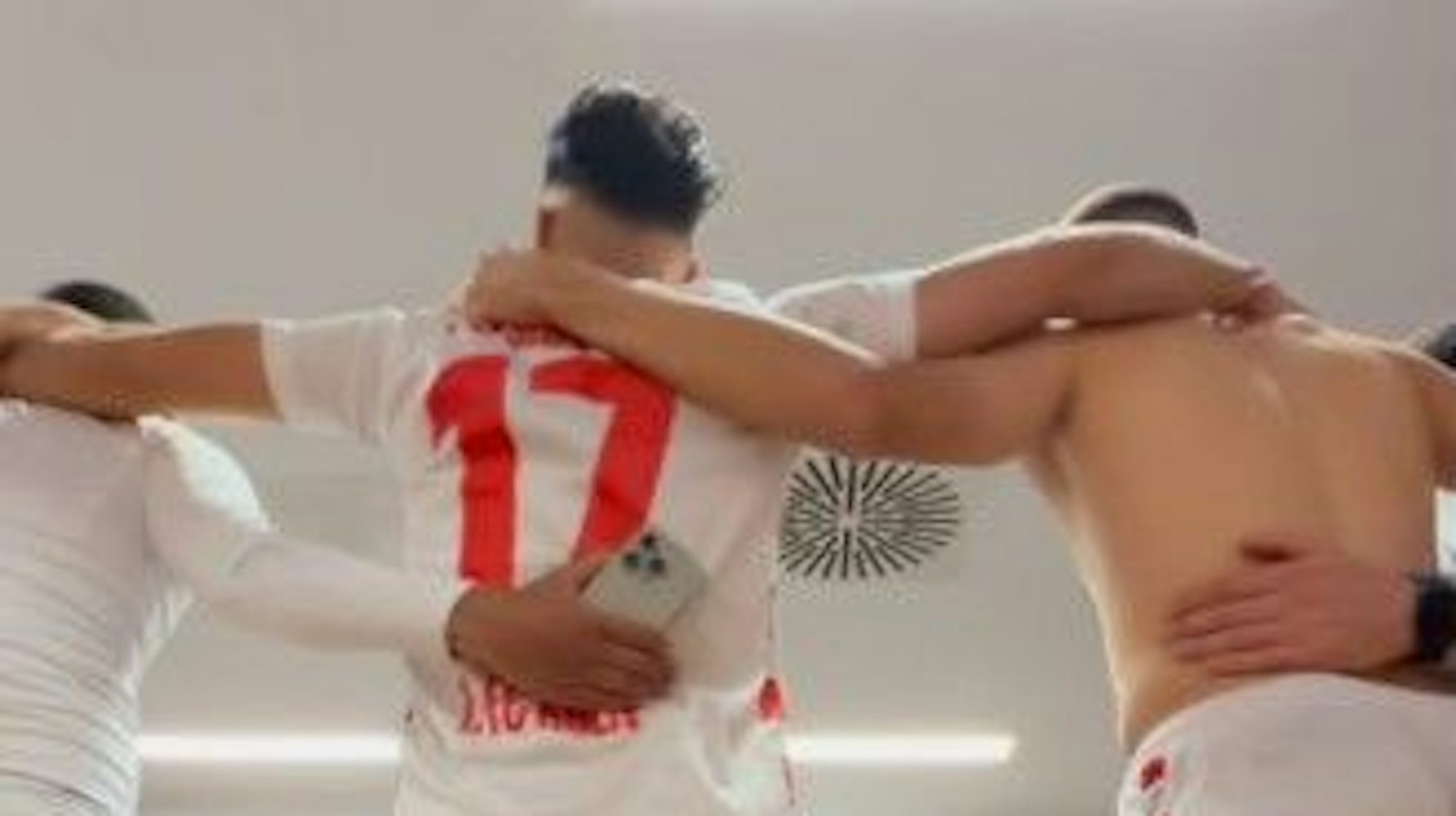 In der FC-Kabine wurde nach dem Sieg in Nürnberg gefeiert.