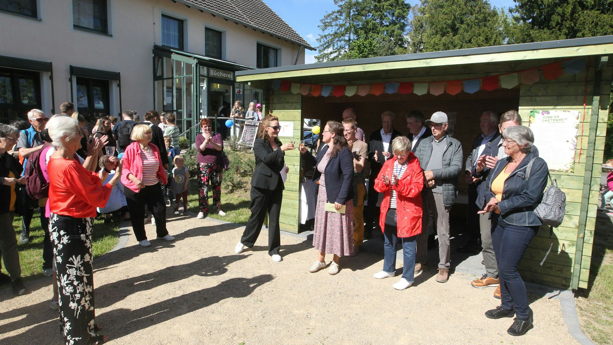 Vor der neuen Holzhütte, die die Kollmitz-Stiftung finanziert hat, trafen sich die Beteiligten.