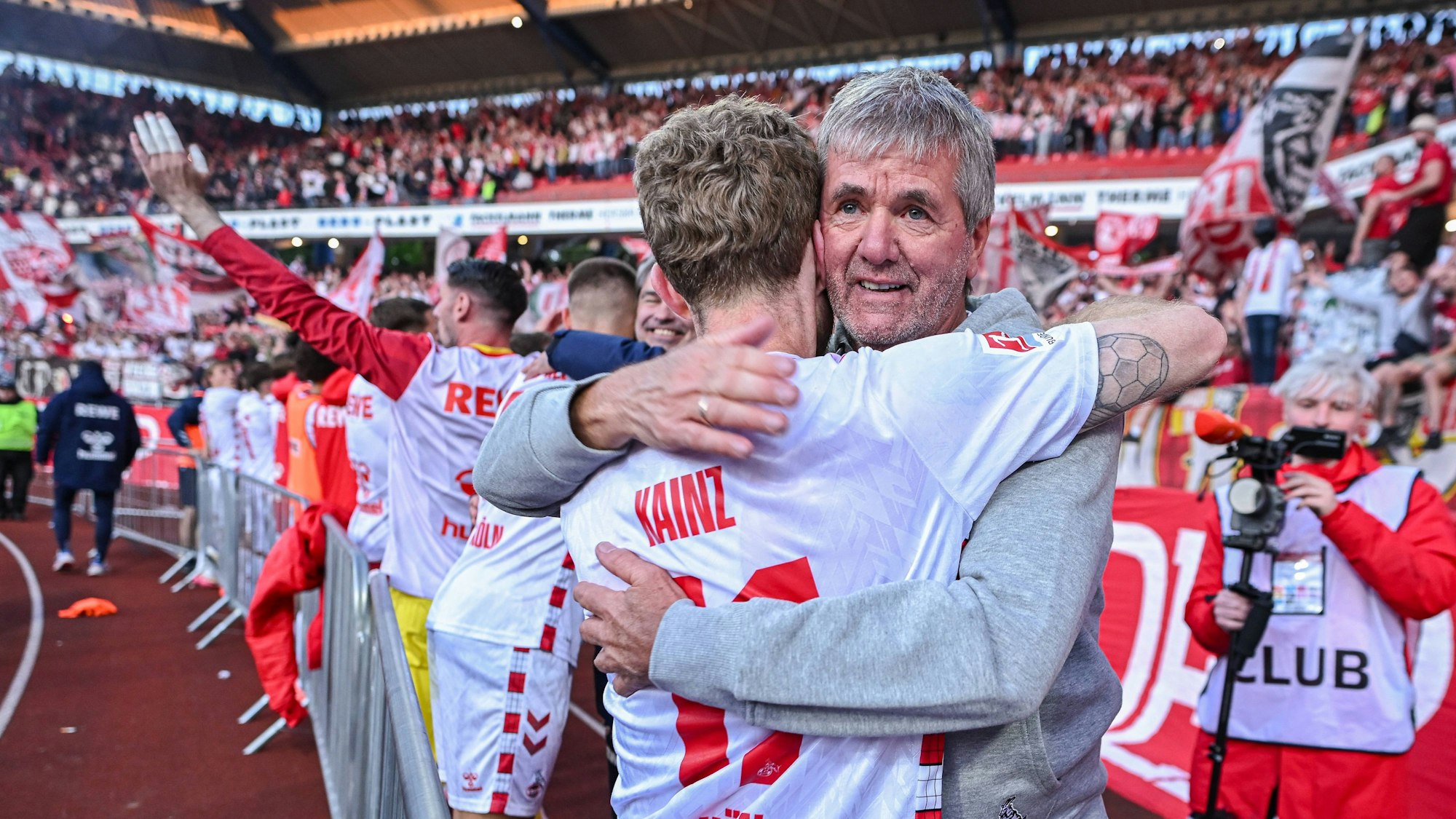 09.05.2025, Fussball, 2. Bundesliga, 33. Spieltag Saison 2024/2025, 1.FC Nürnberg - 1.FC Köln, Schlussemotionen der Spieler des 1.FC Köln, Florian Kainz 1. FC Köln, Trainer Friedhelm Funkel 1. FC Köln xRHR-FOTO/TKx *** 09 05 2025, Football, 2 Bundesliga, 33 Matchday Season 2024 2025, 1 FC Nürnberg 1 FC Köln, Final emotions of the players of 1 FC Köln, Florian Kainz 1 FC Köln , Coach Friedhelm Funkel 1 FC Köln xRHR PHOTO TKx Copyright: RHR-FOTOx RHR-FOTO/TK