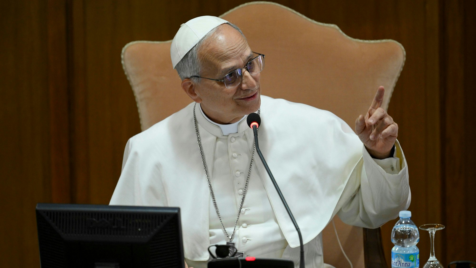 Papst Leo XIV. trifft am 10. Mai das Kardinalskollegium in der Neuen Synodenhalle im Vatikan.