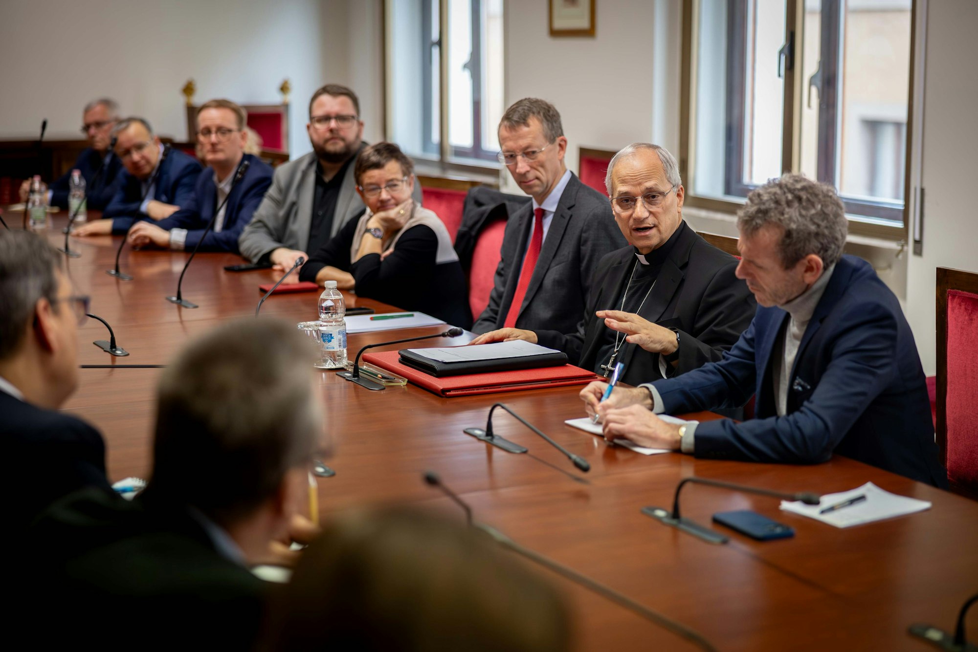 Kardinal Robert Francis Prevost (2..rechts), seit 8.5.25 Papst Leo XIV. spricht mit einer Runde von Journalistinnen und Journalisten, unter ihnen KStA-Chefkorrespondent Joachim Frank (rechts). Das Foto entstand im Januar 2024 im Rahmen einer Romreise der Gesellschaft Katholischer Publizistinnen und Publizisten Deutschlands (GKP).