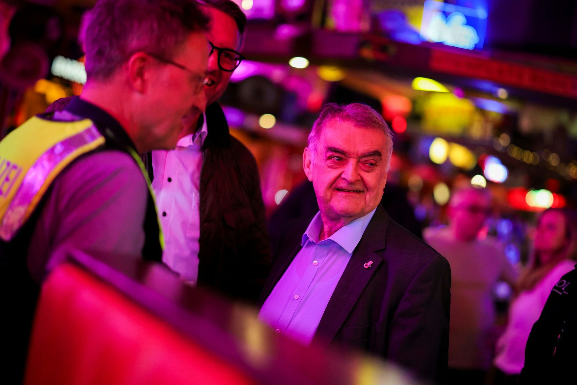 NRW-Innenminister Herbert Reul steht bei der Kontrolle eines Diskothekenbetriebs im Lokal.