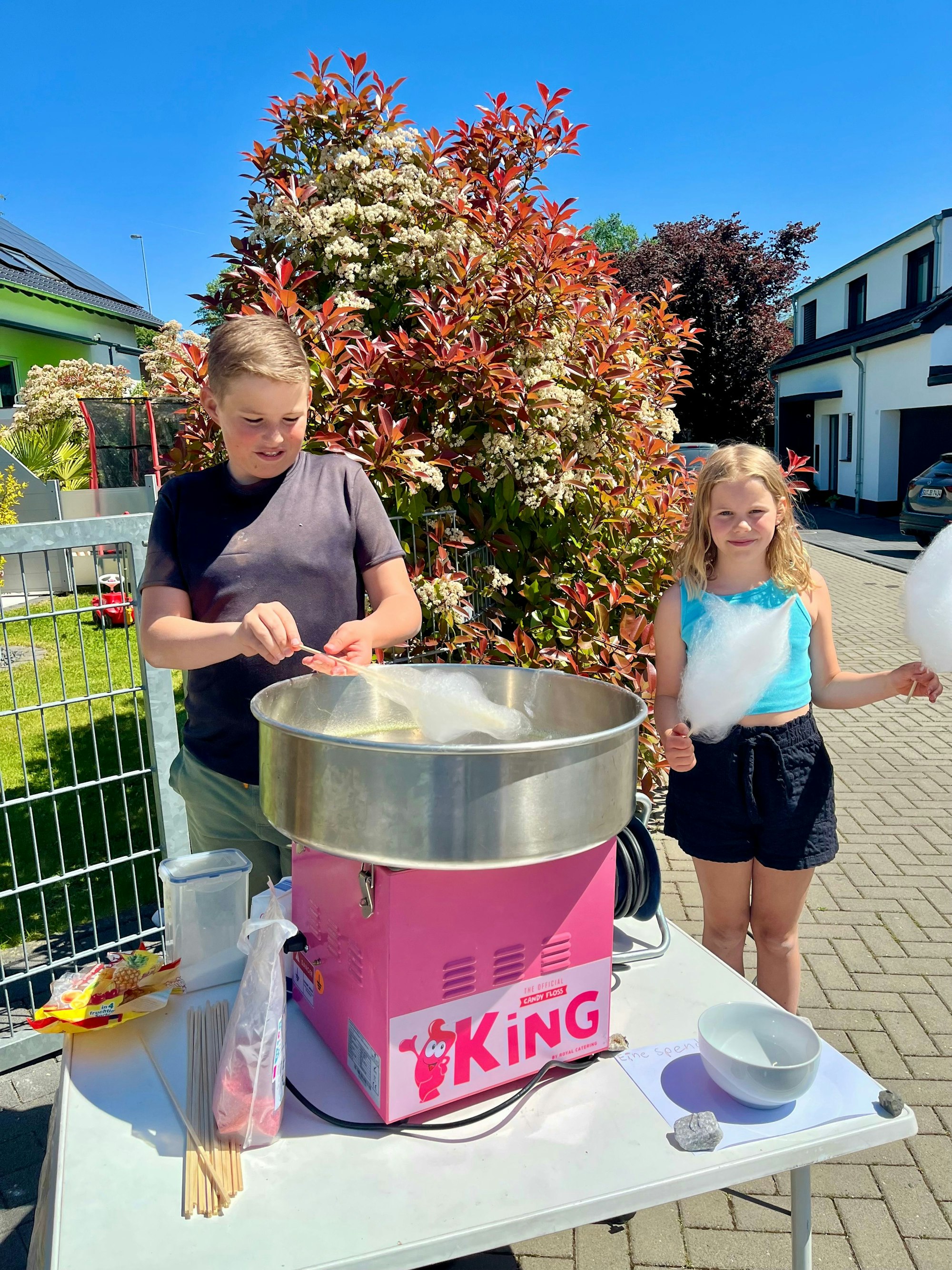 Kinder mit Zuckerwatte