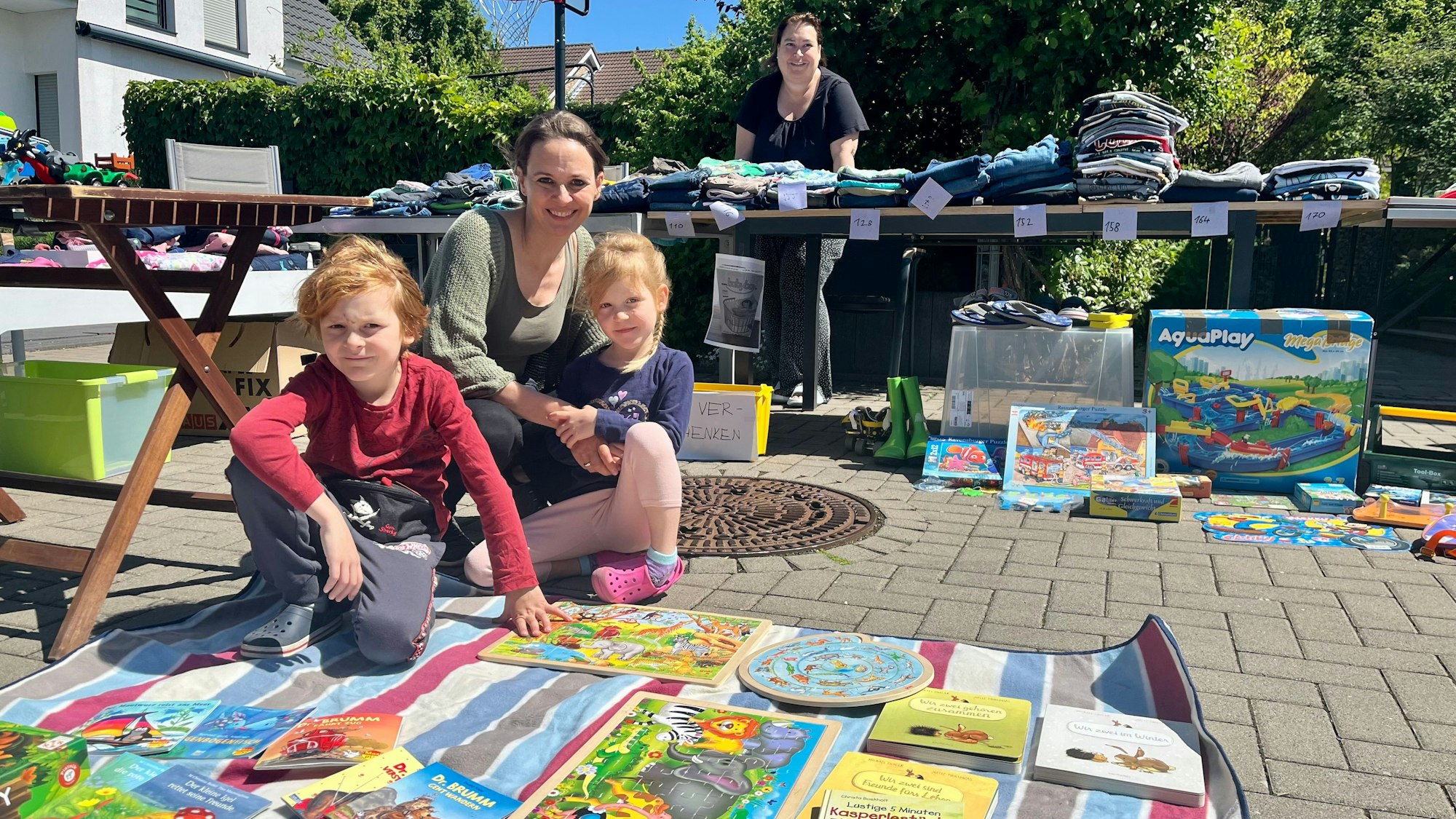 Frauen und Kinder am Trödelstand