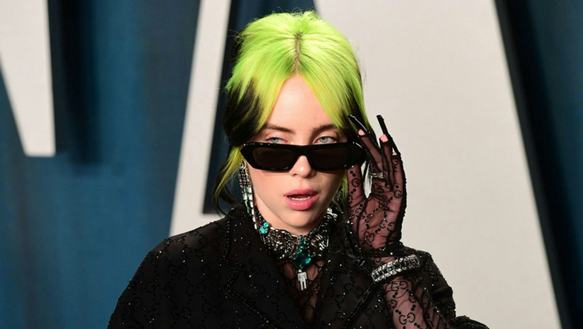Megastar Billie Eilish gilt als echtes Naturtalent: Schon im Kinderzimmer schrieb sie Songs - heute ist sie vielfache Grammy-Gewinnerin. Doch wer ist die junge Frau hinter dem Ruhm? Die ZDFinfo-Doku „The True Story of Billie Eilish“ gewährt Einblicke hinter die Kulissen. (Bild: ZDF/PA Images/Alamy Stock Foto)