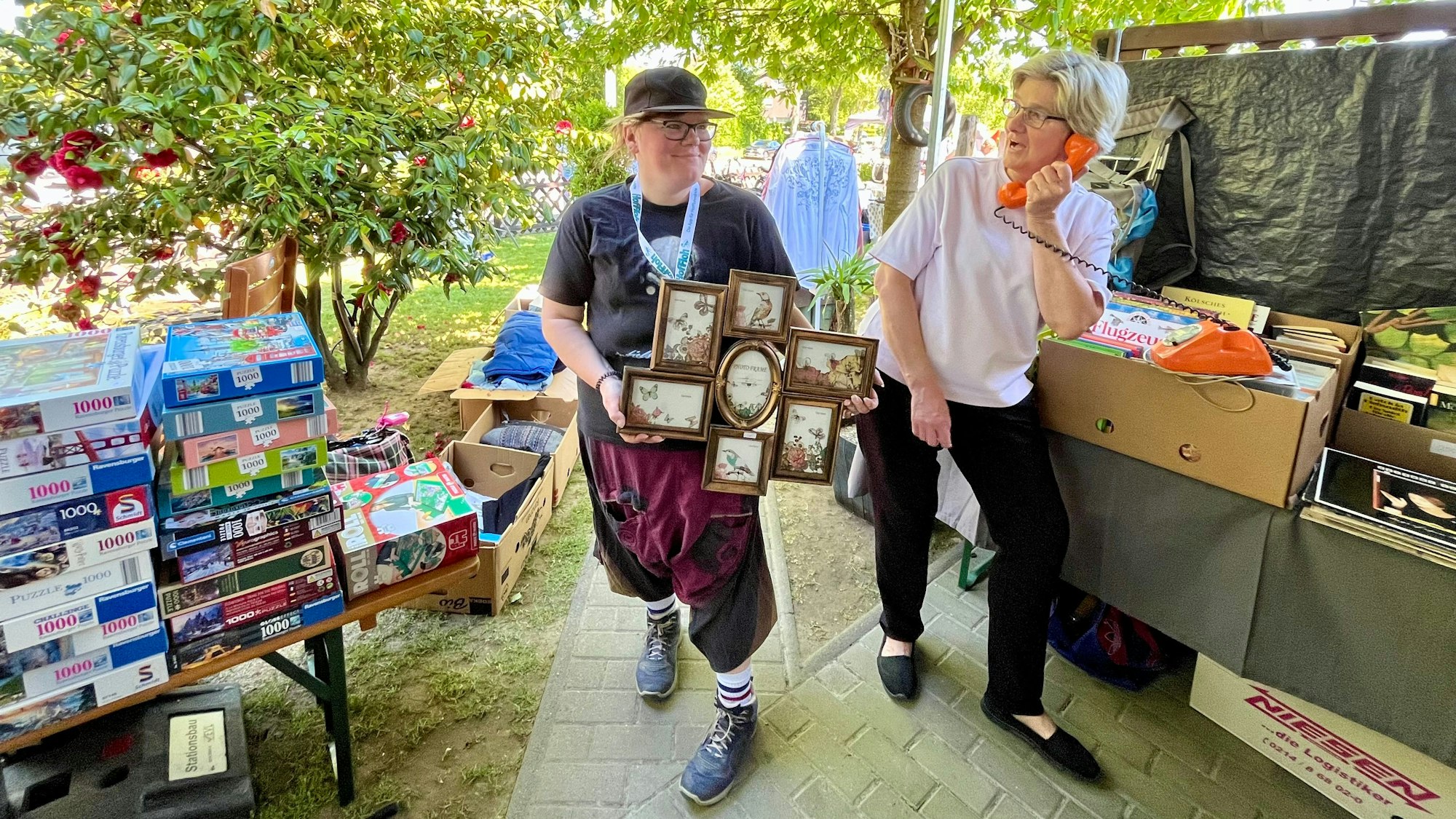 Frauen an Trödelstand
