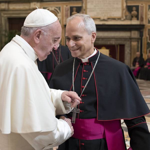 Papst Franziskus (links)spricht im Jahr 2017 mit seinem heutigen Nachfolger Leo XIV. Robert Francis Prevost war damals Bischof im peruanischne Bistum Chiclayo.