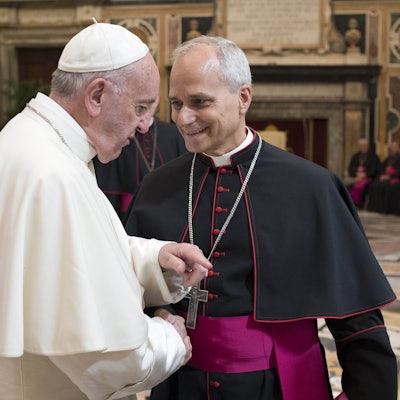 Papst Franziskus (links) im Jahr 2017 mit seinem heutigen Nachfolger Leo XIV. Robert Francis Prevost war damals Bischof im peruanischne Bistum Chiclayo.