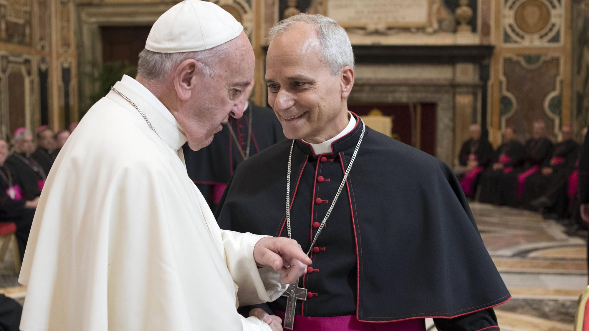 Papst Franziskus (links)spricht im Jahr 2017 mit seinem heutigen Nachfolger Leo XIV. Robert Francis Prevost war damals Bischof im peruanischne Bistum Chiclayo.
