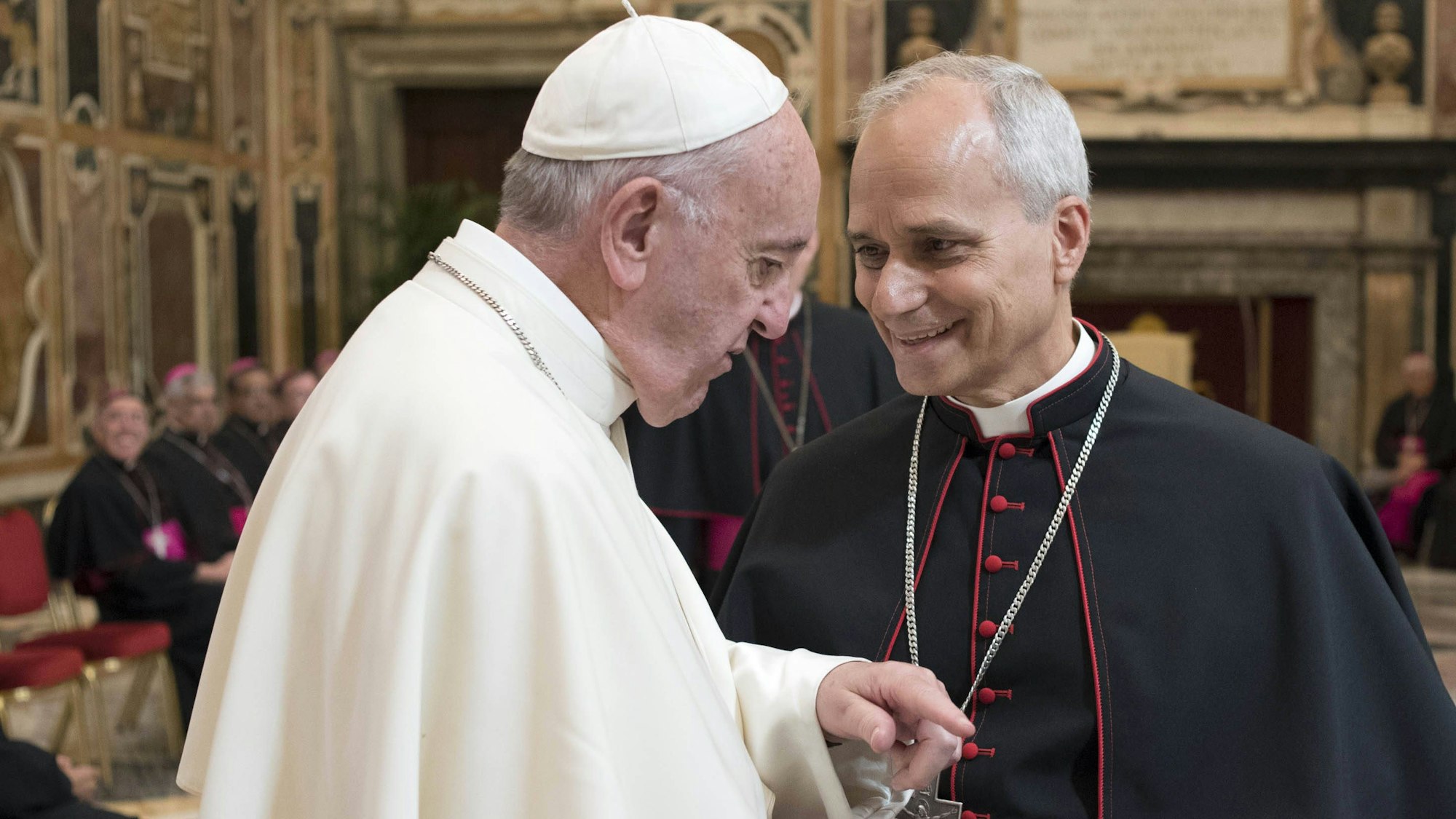 Papst Franziskus empfängt Robert Francis Prevost, seinen Nachfolger, im Jahr 2017 in Rom. (Archivbild)