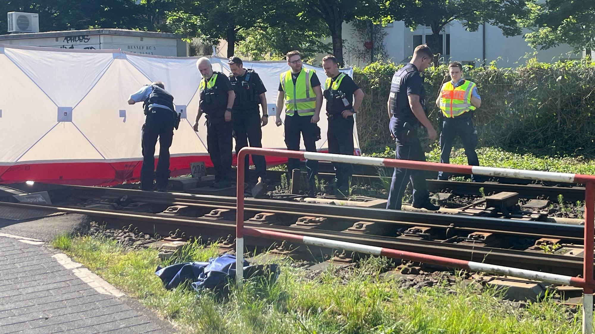 Beamte des Verkehrsunfallaufnahmeteams aus Düsseldorf sicherten mit Unterstützung von Polizisten aus dem Kreis Spuren.