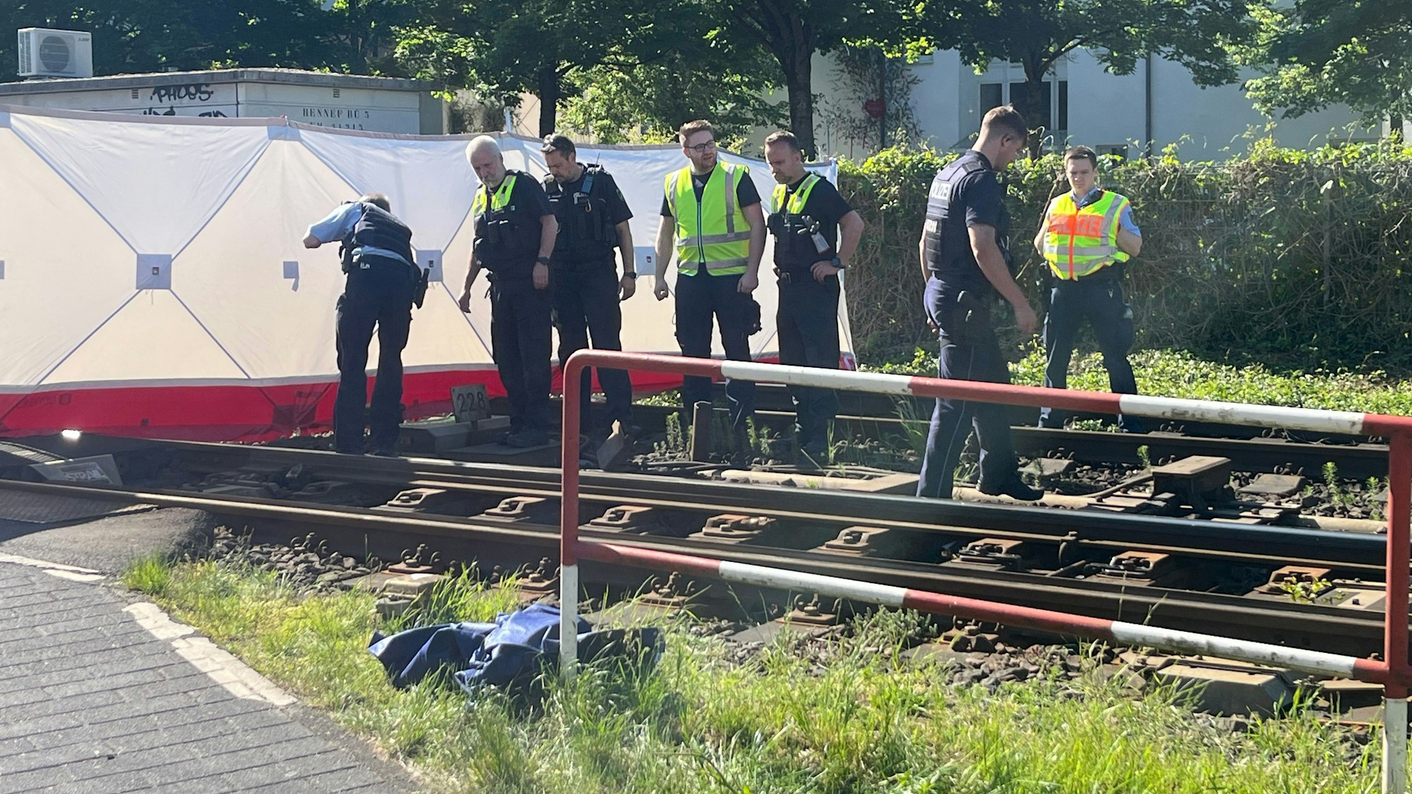 Beamte des Verkehrsunfallaufnahmeteams aus Düsseldorf sicherten mit Unterstützung von Polizisten aus dem Kreis Spuren.