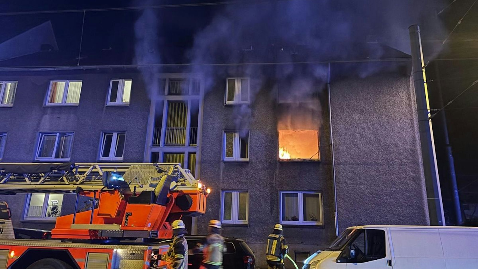 Feuerwehreinsatz bei einem nächtlichen Wohnungsbrand in Essen-Karnap. Alle Bewohner konnten das Gebäude unverletzt verlassen.