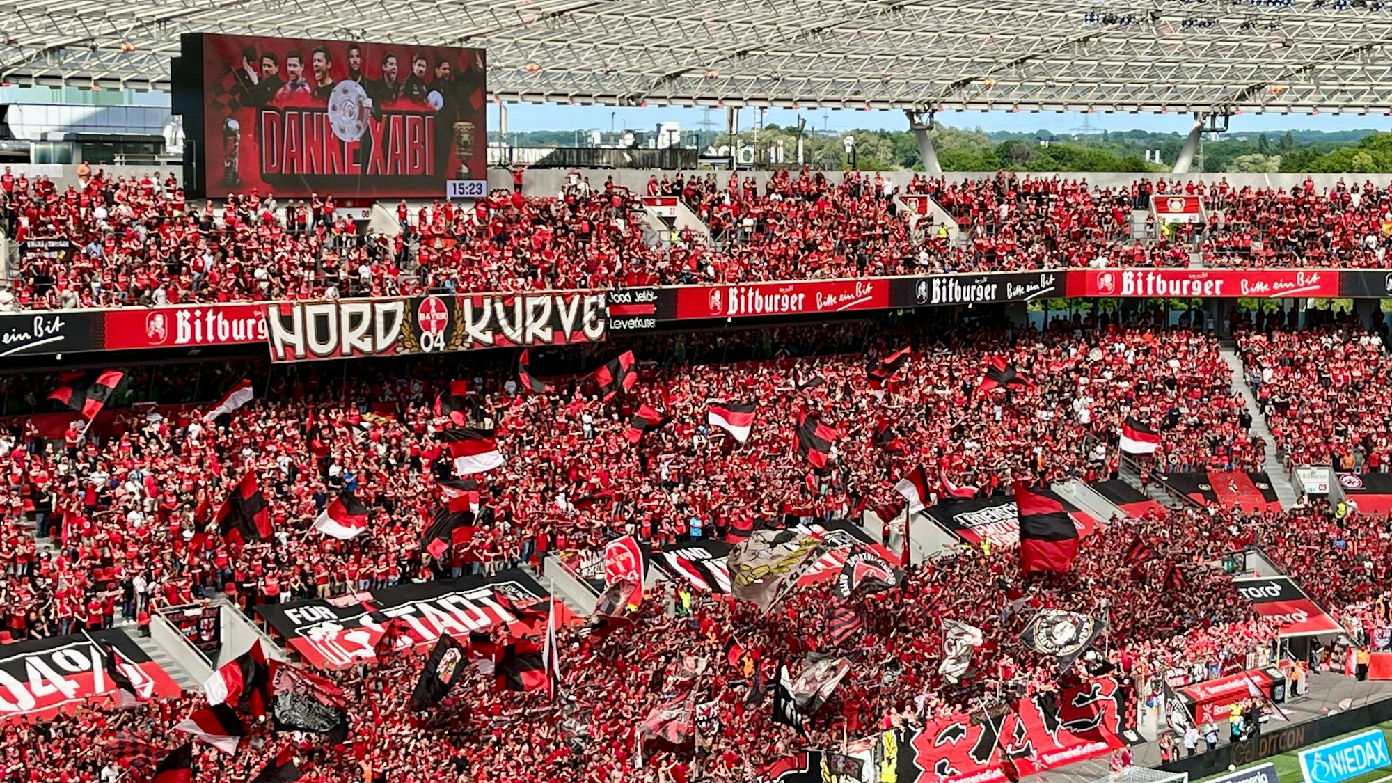 Blick in die Nordkurve des Stadions: Die Partnerschaft zwischen Bayer 04 und Bitburger endet, bald gibt es neues Bier.
