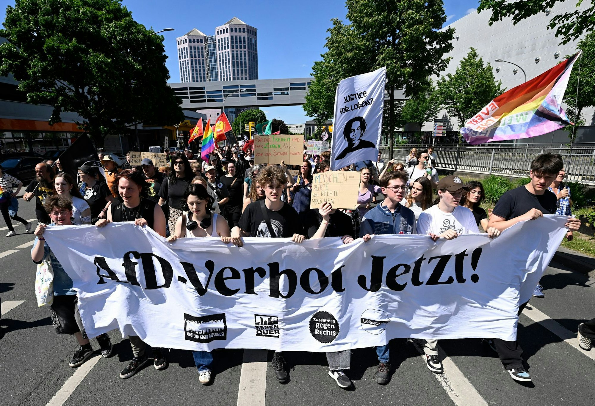 Es waren mehrere Hundert, aber deutlich weniger als erwartet: Viele Menschen haben in Essen für ein AfD-Verbot demonstriert.