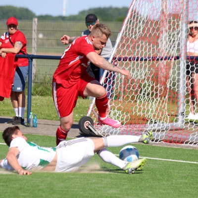 Marvin Iskra springt über einen grätschenden Verteidiger.