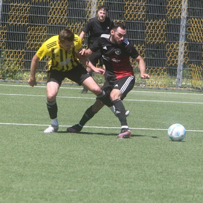 Niklas Fuchs (links) steuert drei Tore zum Spicher 7:0-Erfolg über den FC Kosova Sankt Augustin um Mohamed Charki bei.
