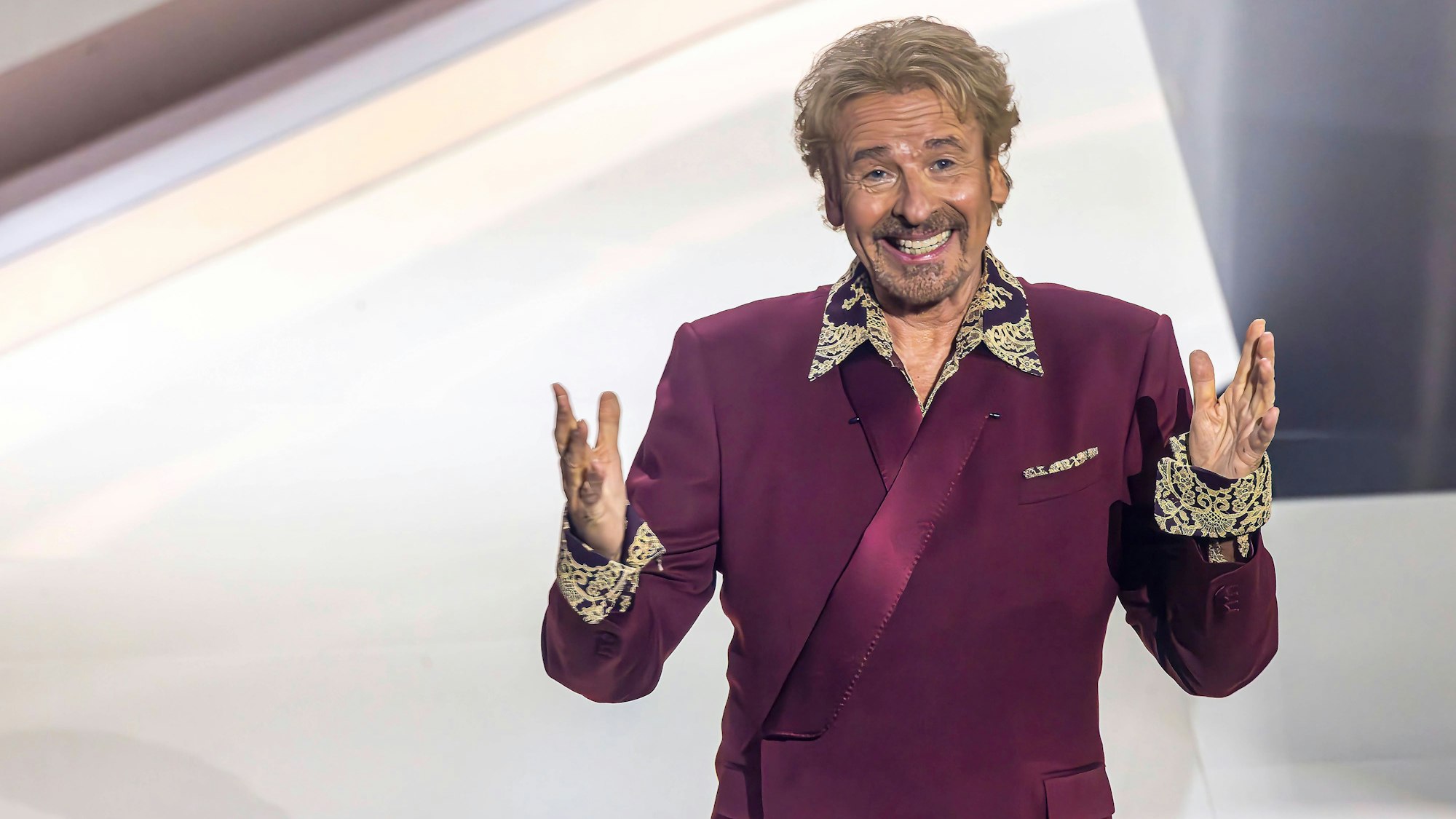 Thomas Gottschalk moderiert und gestikuliert.