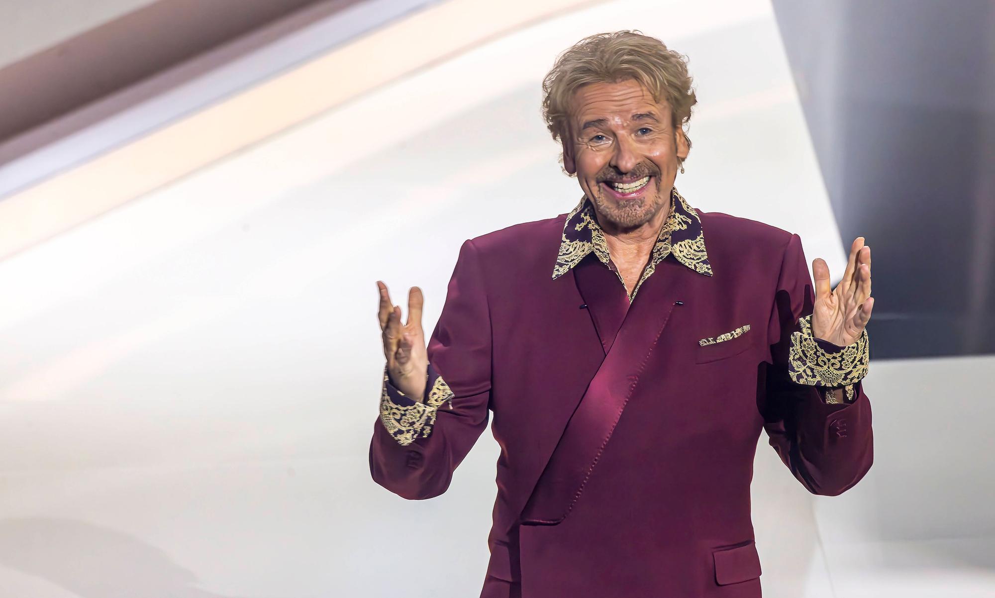 Thomas Gottschalk und seine letzte ZDF-Sendung Wetten, dass. Es ist das Ende einer TV-Ära. Die Sendung wurde live im ZDF übertragen. // 25.11.2023: Offenburg, Baden-Württemberg, Deutschland, Europa *** Thomas Gottschalk and his last ZDF show Wetten, dass Its the end of a TV era The show was broadcast live on ZDF 25 11 2023 Offenburg, Baden Württemberg, Germany, Europe