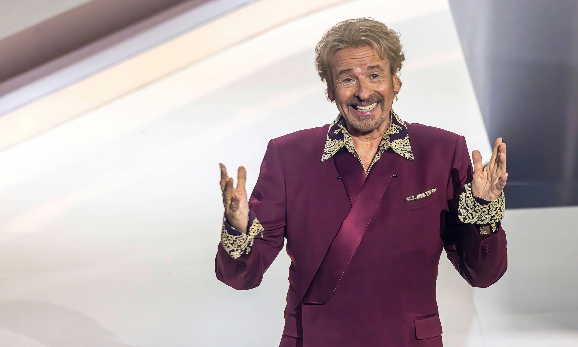 Thomas Gottschalk und seine letzte ZDF-Sendung Wetten, dass. Es ist das Ende einer TV-Ära. Die Sendung wurde live im ZDF übertragen. // 25.11.2023: Offenburg, Baden-Württemberg, Deutschland, Europa *** Thomas Gottschalk and his last ZDF show Wetten, dass Its the end of a TV era The show was broadcast live on ZDF 25 11 2023 Offenburg, Baden Württemberg, Germany, Europe