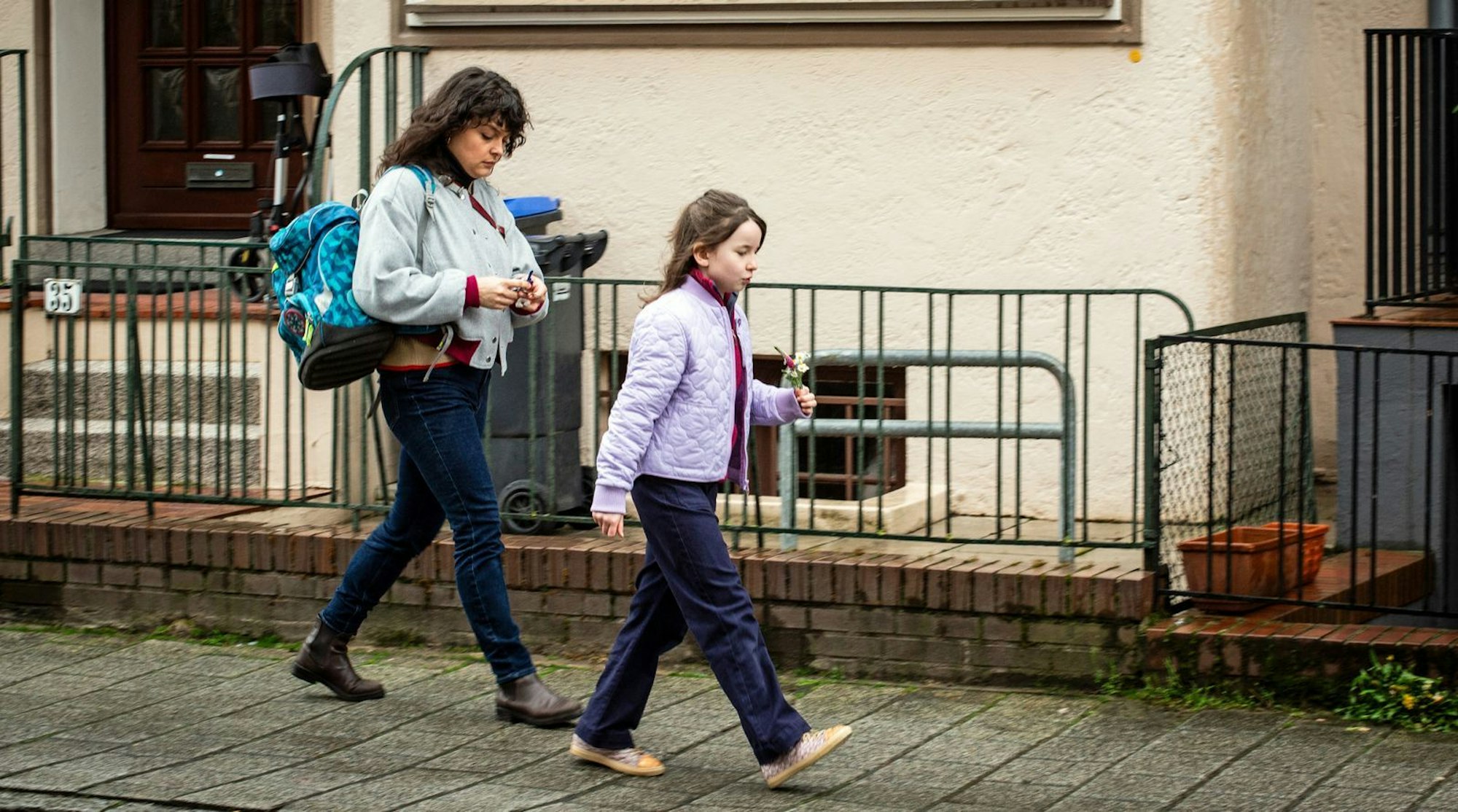 Rani Ewers (Via Jikeli, links) holt ihre Tochter Mia (Pola Friedrichs) von der Schule ab. Dabei hat die junge Mutter stets Angst, ihrem Stalker zu begegnen. (Bild: Radio Bremen / Claudia Konerding)