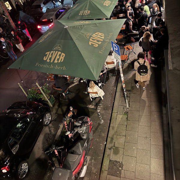 Feiernde auf der Antwerpener Straße im Belgischen Viertel in Köln