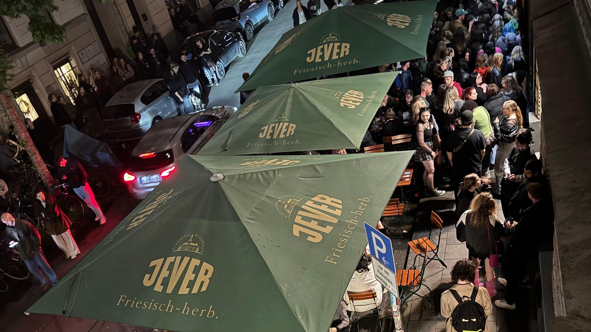 Feiernde auf der Antwerpener Straße im Belgischen Viertel in Köln