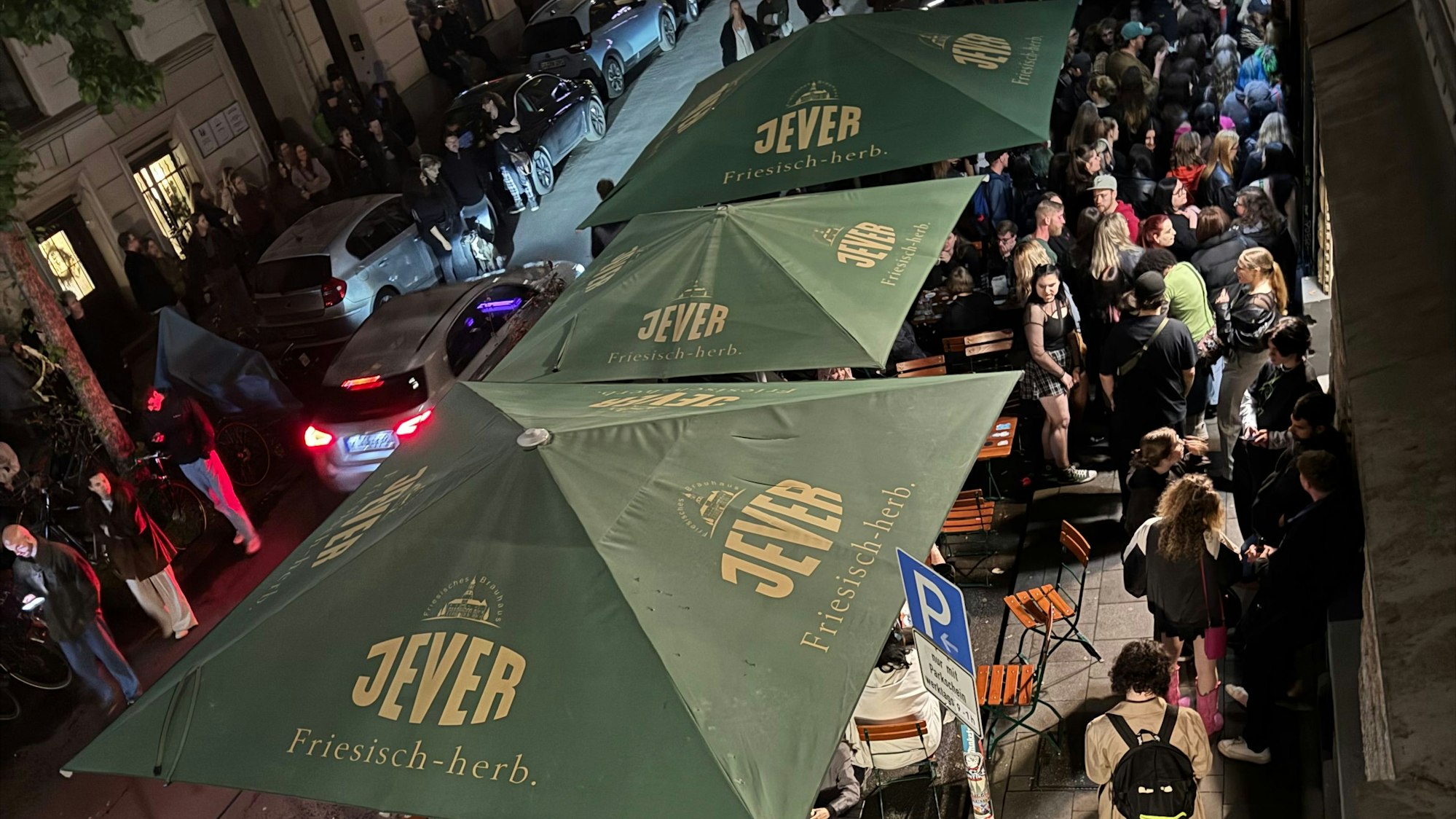 Feiernde auf der Antwerpener Straße im Belgischen Viertel in Köln