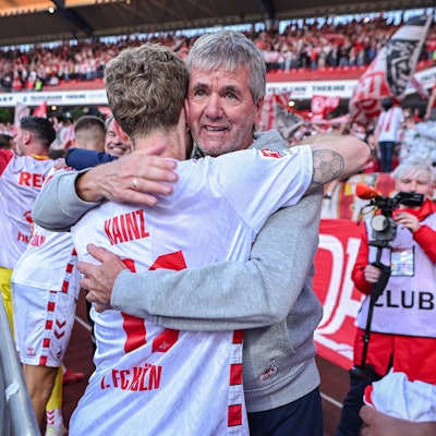 FC-Trainer Friedhelm Funkel herzt nach dem Spiel seinen zweifachen Torschützen Florian Kainz.