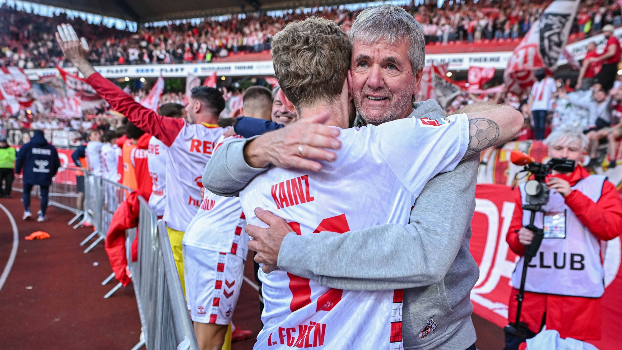 FC-Trainer Friedhelm Funkel herzt nach dem Spiel seinen zweifachen Torschützen Florian Kainz.