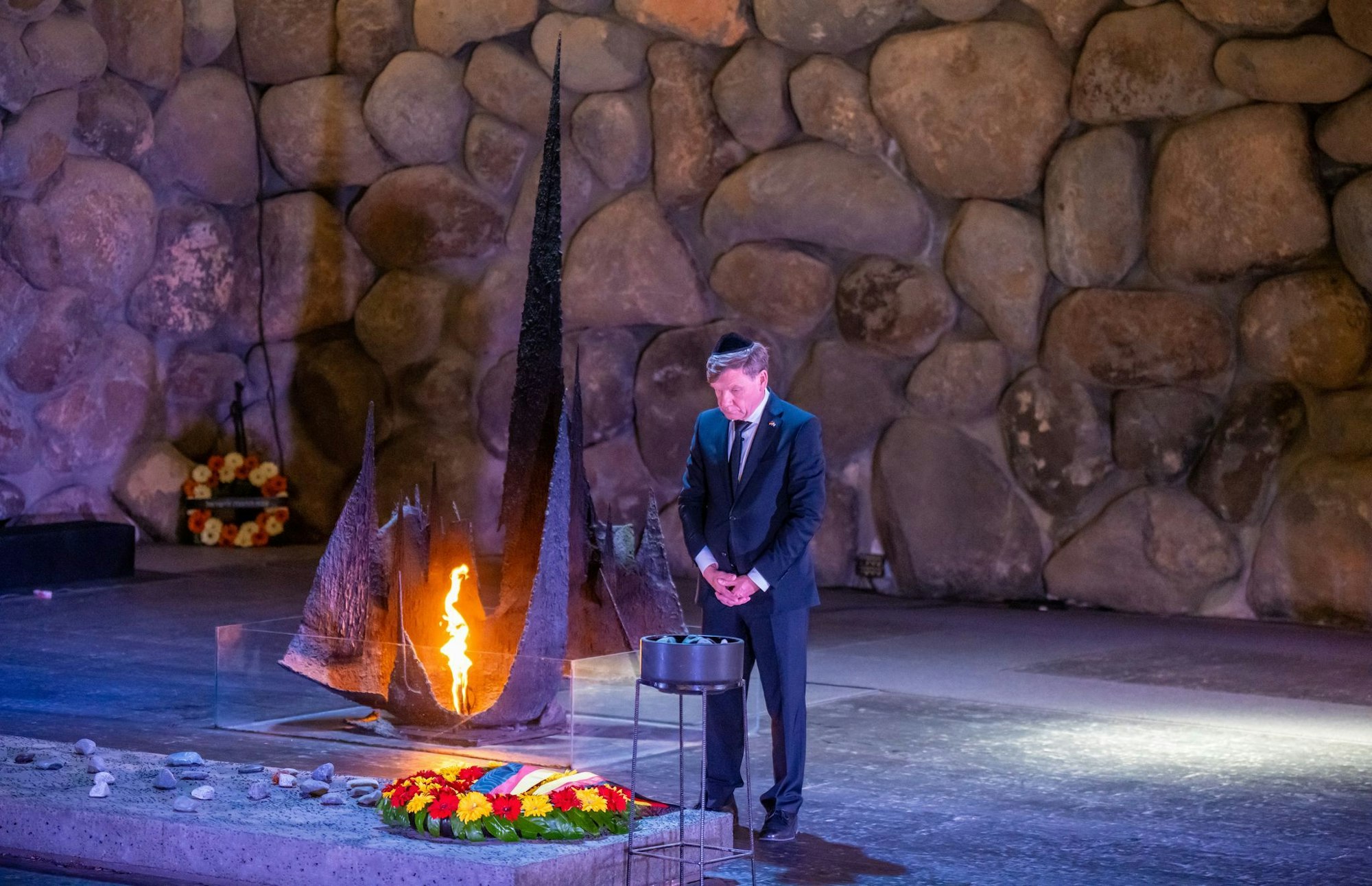 Der neue Außenminister Johann Wadephul (CDU) in der Holocaust-Gedenkstätte Yad Vashem in Jerusalem. Er betont bei seinem Besuch: Die neue schwarz-rote Regierung stehe dazu, dass Israels Sicherheit zur deutschen Staatsraison gehört.