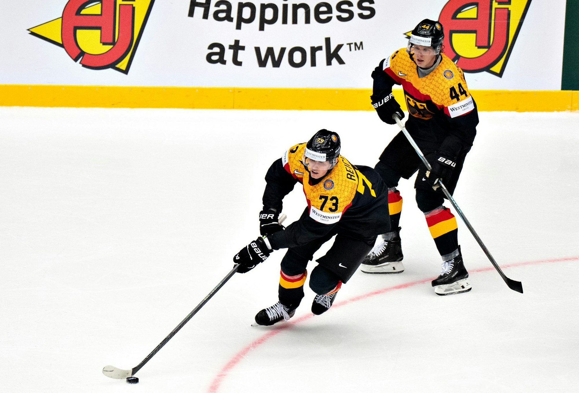 NHL-Profi Lukas Reichel (vorn) hofft bei der WM in Dänemark und Schweden auf neue NHL-Interessenten.