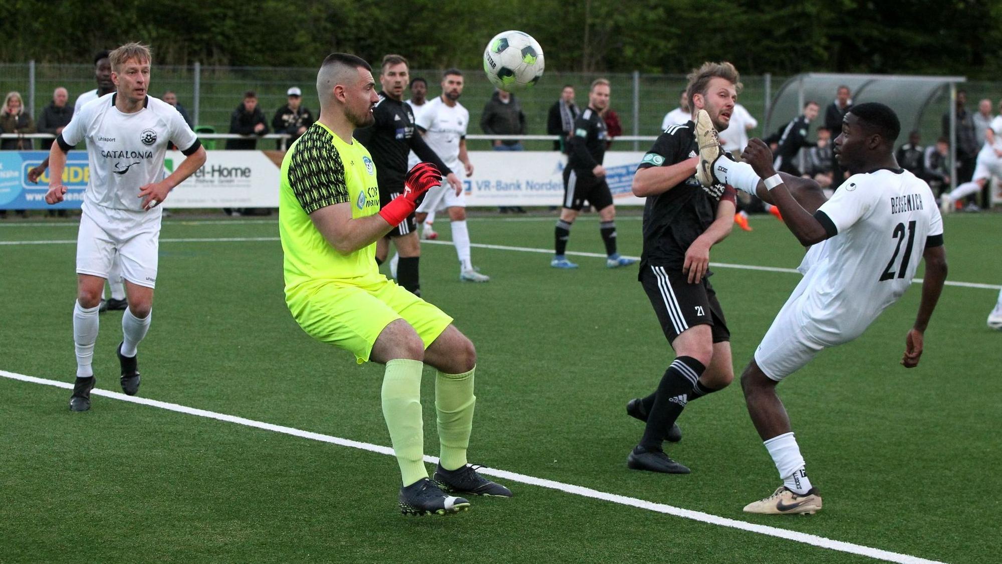 Samson Sayongo hebt einen Ball über seinen Torwart und erzielt ein Eigentor.