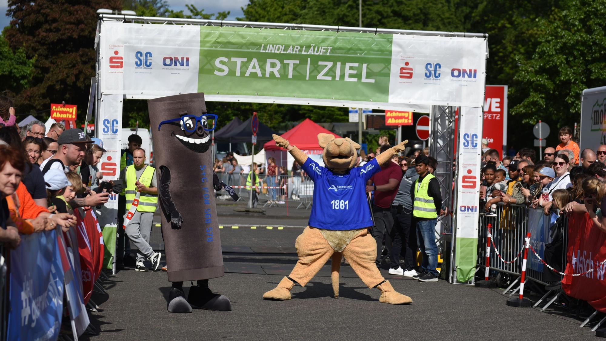 Zu sehen sind ein großes Stoffkänguru und eine große Stoff-Rohr-Fígur.