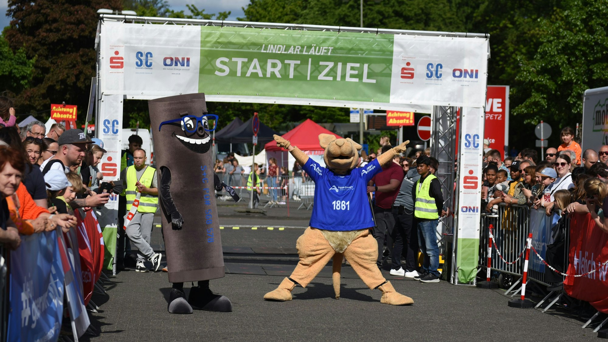 Zu sehen sind ein großes Stoffkänguru und eine große Stoff-Rohr-Fígur.