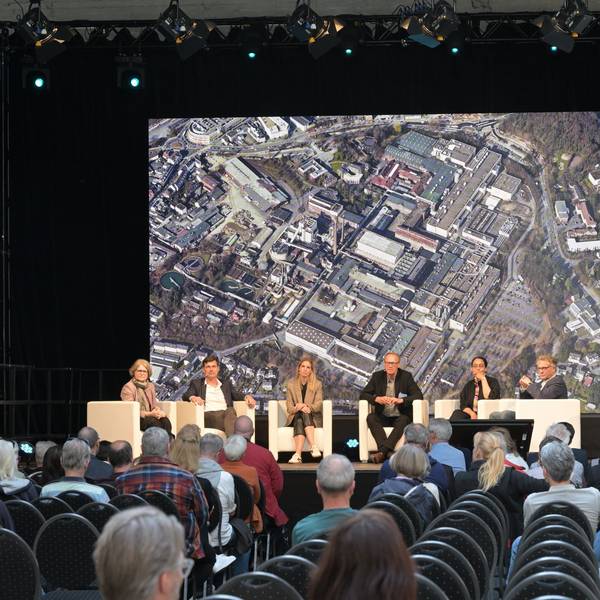 Beim Bürgerforum auf dem Zanders-Gelände in Bergisch Gladbach ging es um die Zukunft des Areals. Experten gaben Auskunft auf die Fragen der Besucher.