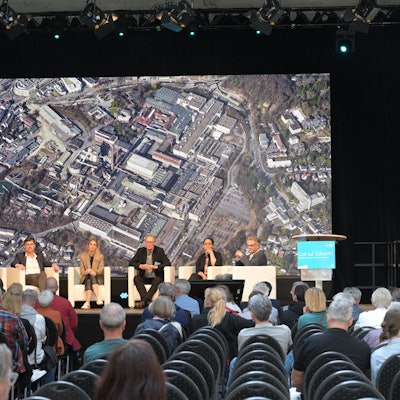 Beim Bürgerforum auf dem Zanders-Gelände in Bergisch Gladbach ging es um die Zukunft des Areals. Experten gaben Auskunft auf die Fragen der Besucher.