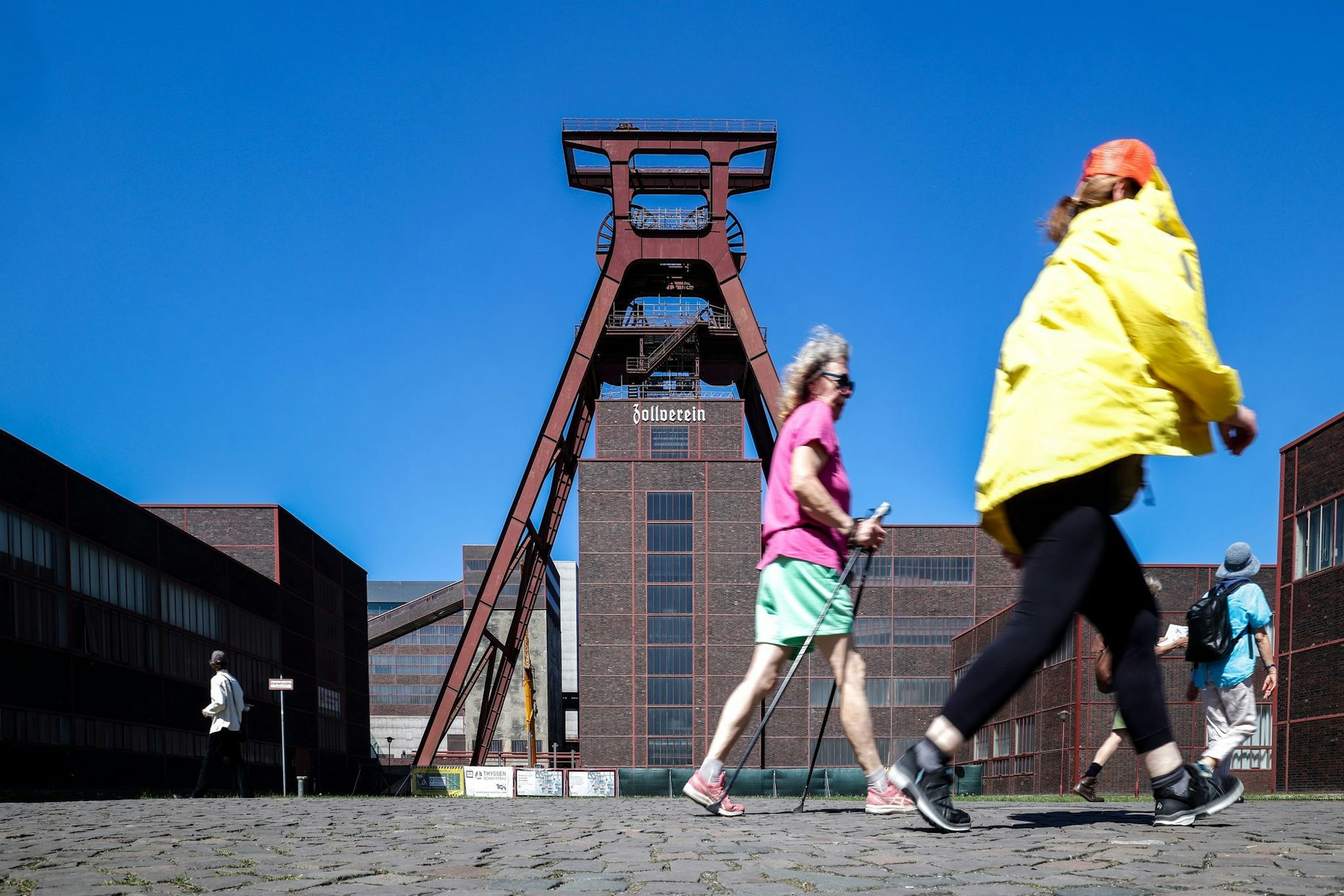 Sehr fotogen: Wandern mitten in der Stadt, wie hier auf dem Zollverein, macht Spaß und folgt dem Trend des «Urban Hiking».