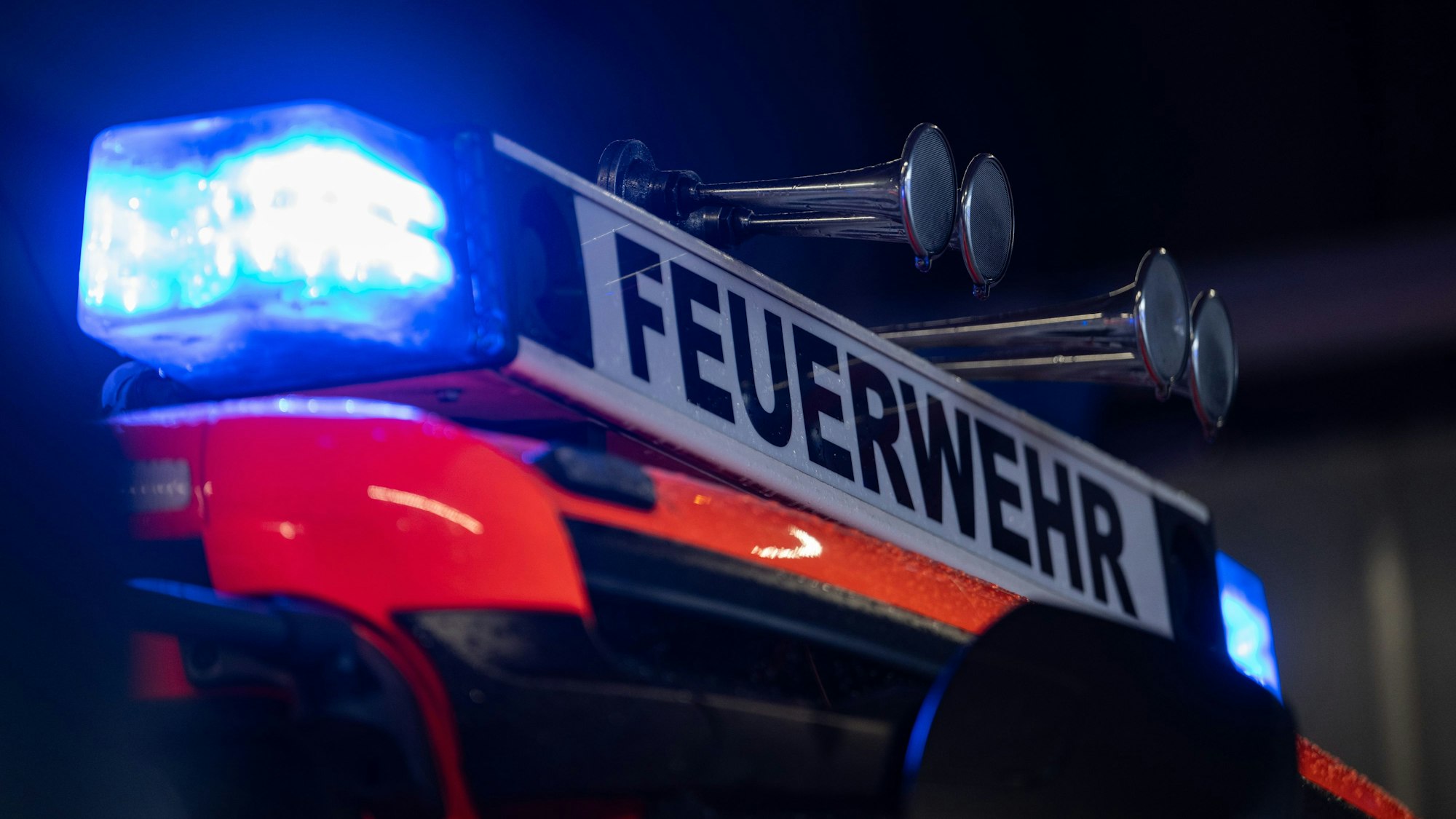 ARCHIV - 12.02.2025, Baden-Württemberg, Stuttgart: Ein Einsatzfahrzeug der Feuerwehr steht mit Blaulicht bei der Feuerwache (gestellte Szene). (zu dpa: «Zwei Verletzte und halbe Million Euro Schaden nach Hausbrand») Foto: Marijan Murat/dpa +++ dpa-Bildfunk +++