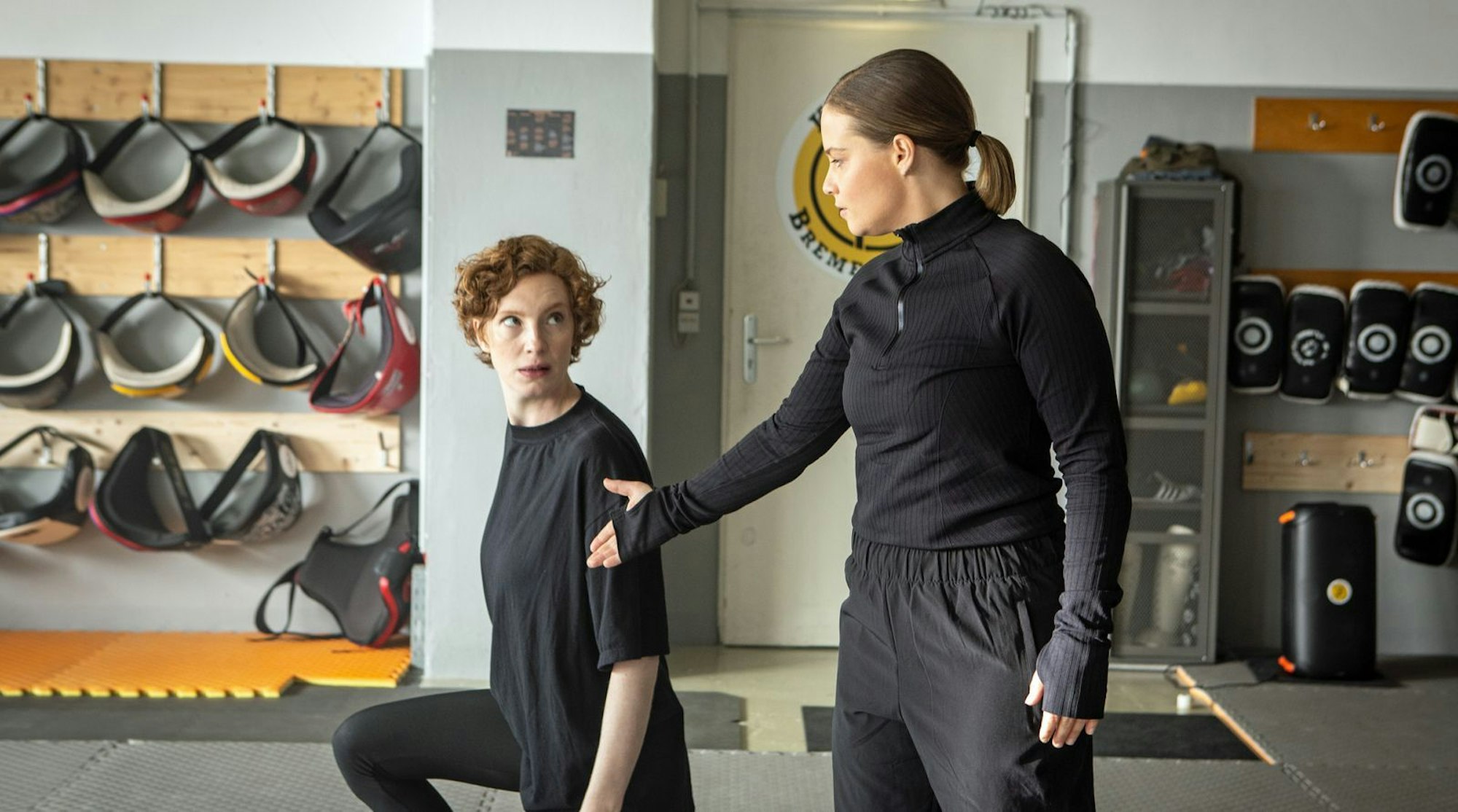 Krav Maga-Training in Bremen: Die Kommissarinnen Selb (Luise Wolfram, links) und Moormann (Jasna Fritzi Bauer) haben unterschiedlich viel Spaß an ihrer neuen Ausbildung. (Bild: Radio Bremen / Claudia Konerding)