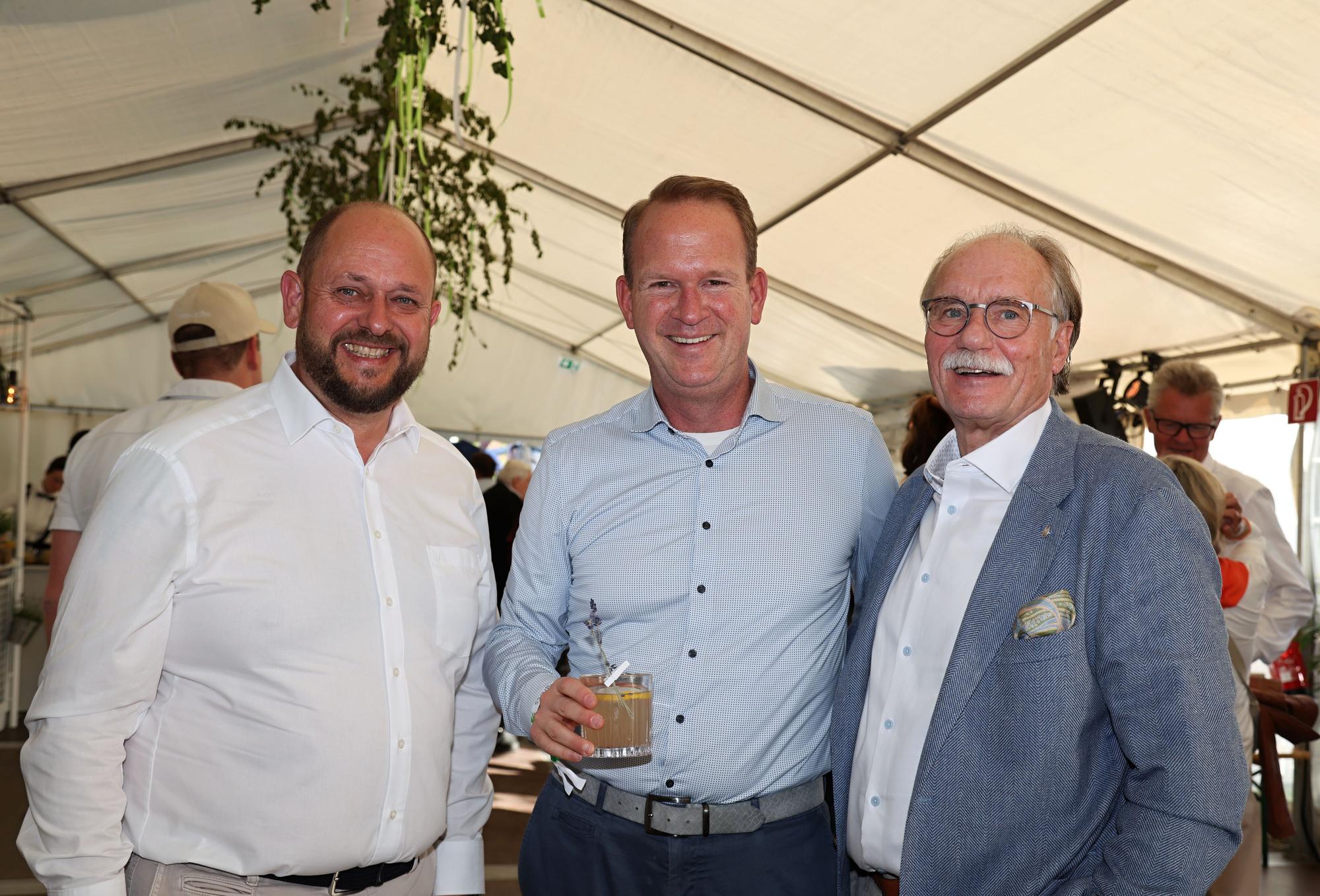 Rote-Funken-Präsident Dirk Wissmann, Arena-Chef Stefan Löcher und Bernhard Conin von den Freunden und Förderern des Kölnischen Brauchtums
