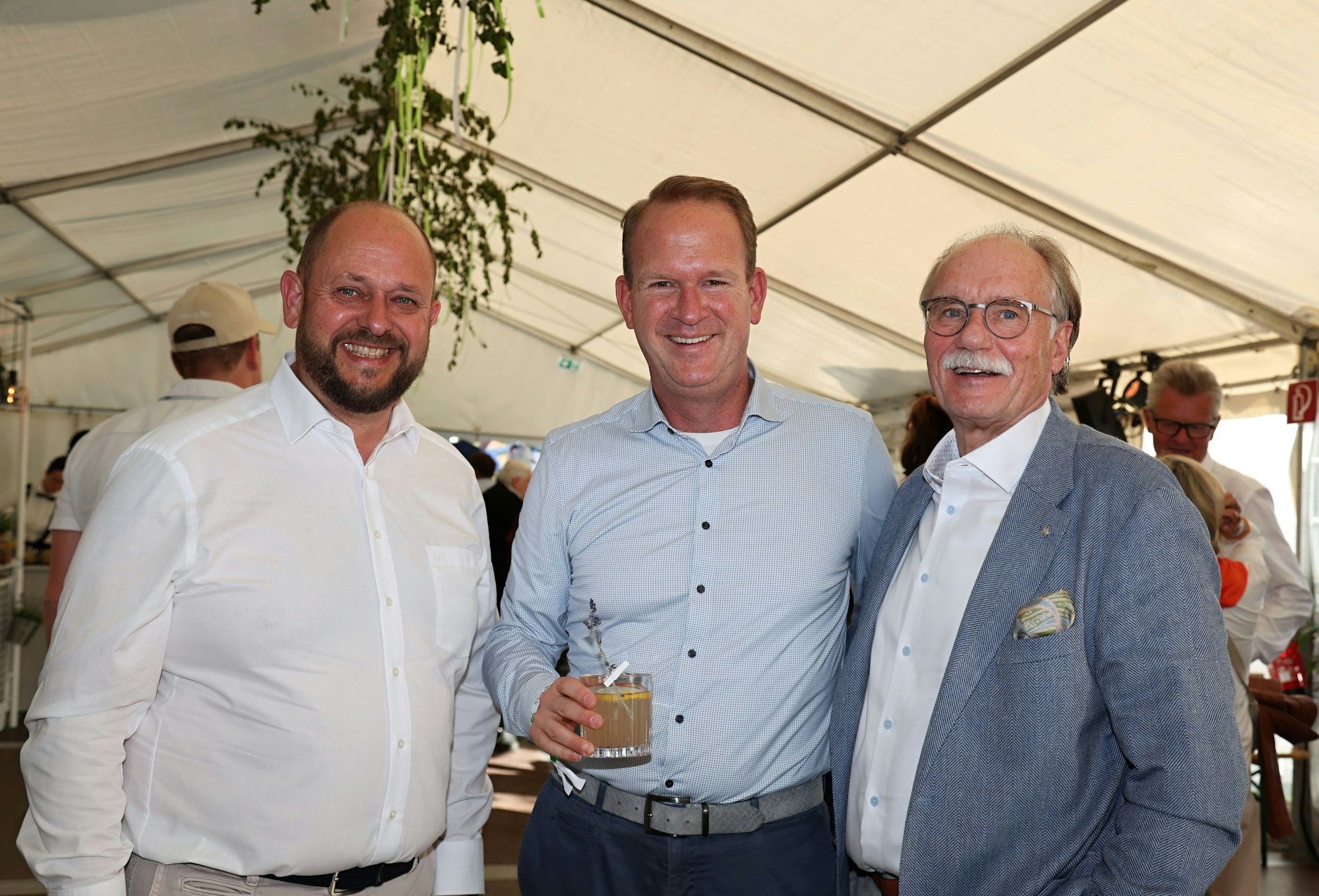 Rote-Funken-Präsident Dirk Wissmann, Arena-Chef Stefan Löcher und Bernhard Conin von den Freunden und Förderern des Kölnischen Brauchtums