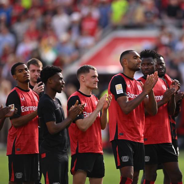 Das Bild zeigt Spieler von Bayer 04 Leverkusen nach dem Spiel gegen Borussia Dortmund, die sich bei den Fans bedanken.