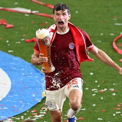 Auch Thomas Müller verabschiedet sich mit Bierduschen.