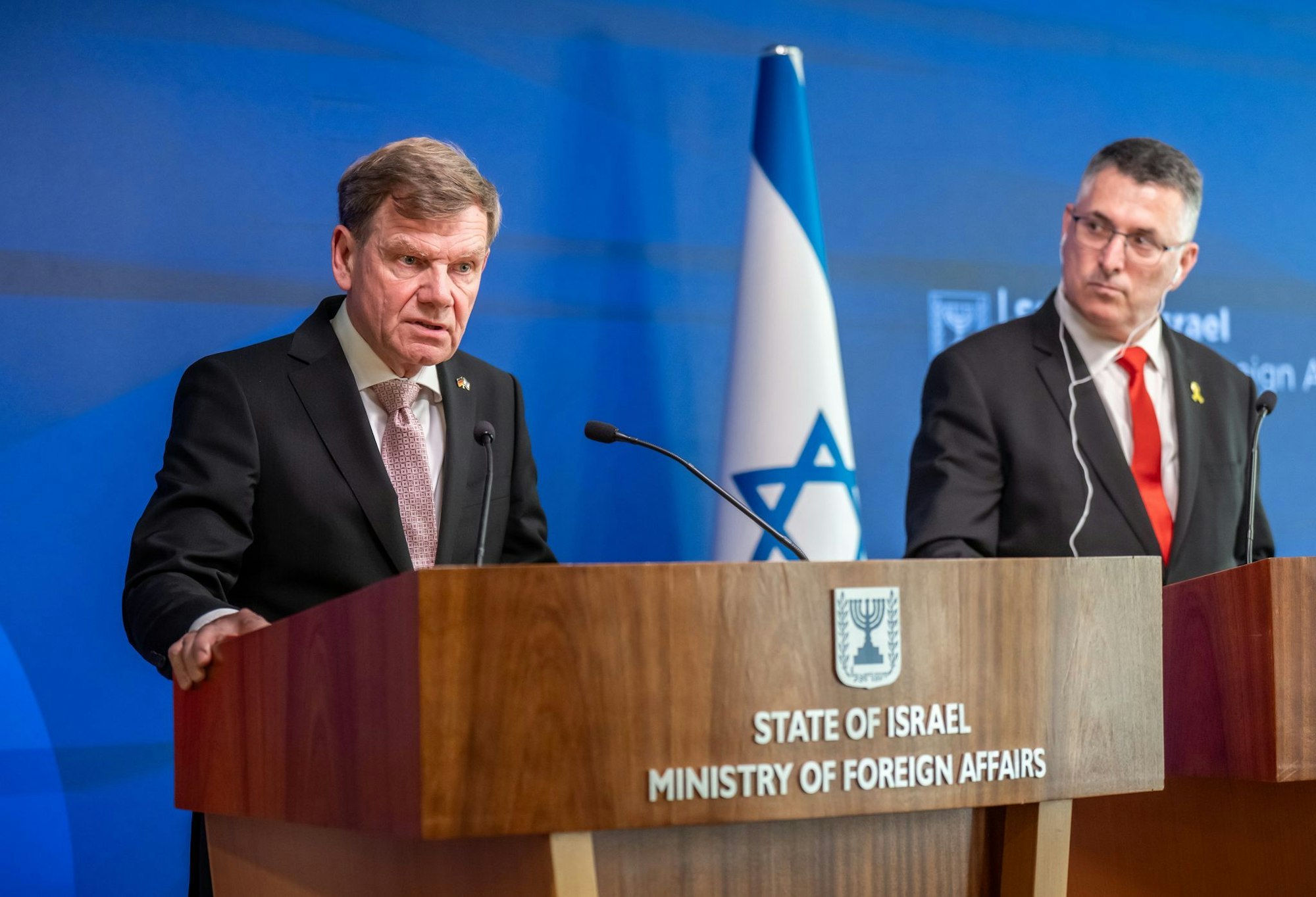 Der neue deutsche Außenminister Johann Wadephul (CDU) findet bei einer Pressekonferenz mit seinem israelischen Amtskollegen Gideon Saar klare Worte an die israelische Regierung.