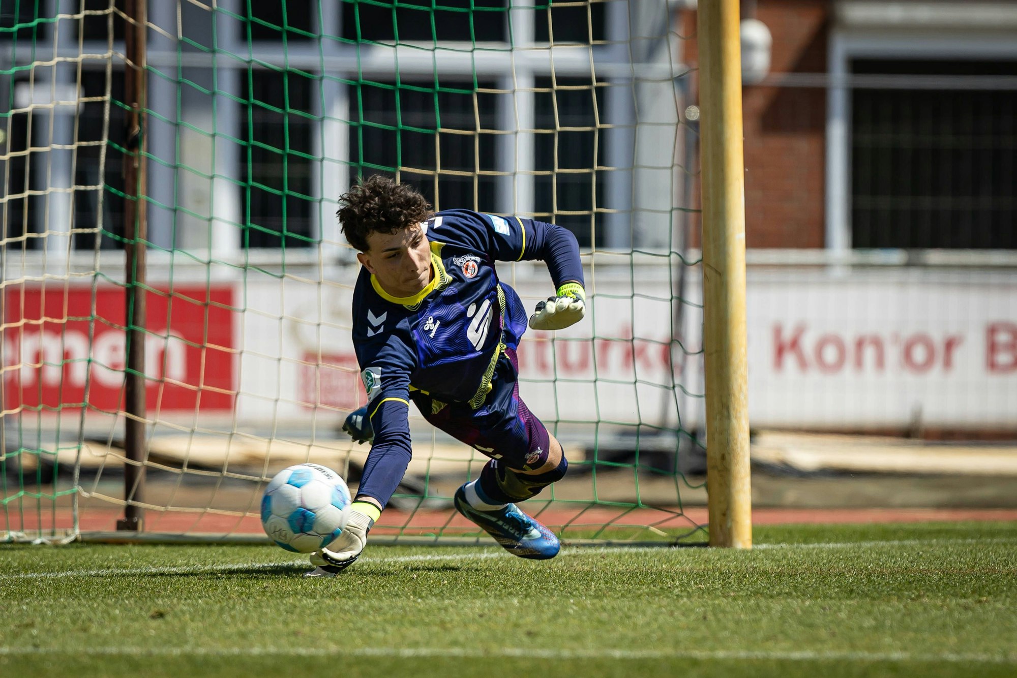 DFB U19 Nachwuchsliga Halbfinale: SV Werder Bremen vs. 1. FC Köln U19, Weserstadion Platz 11 Mikolaj Marutzki nr.12, 1. FC Köln U19 hält 1. Elfmeterschießen DFB U19 Nachwuchsliga Halbfinale: SV Werder Bremen vs. 1. FC Köln U19, Weserstadion Platz 11 am 11.05.25 *** DFB U19 Junior League semi-final SV Werder Bremen vs 1 FC Köln U19, Weserstadion Platz 11 Mikolaj Marutzki nr 12, 1 FC Köln U19 holds 1 penalty shootout DFB U19 Junior League semi-final SV Werder Bremen vs 1 FC Köln U19, Weserstadion Platz 11 on 11 05 25 Copyright: xBEAUTIFULxSPORTS/MarioxM.xKobergx